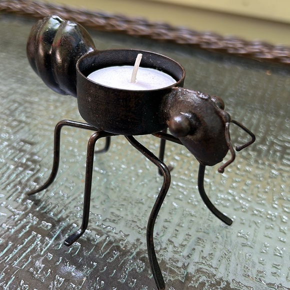2 Different Sized Metal Ants - Each holds a Tea Light Candle. - Picture 3 of 8